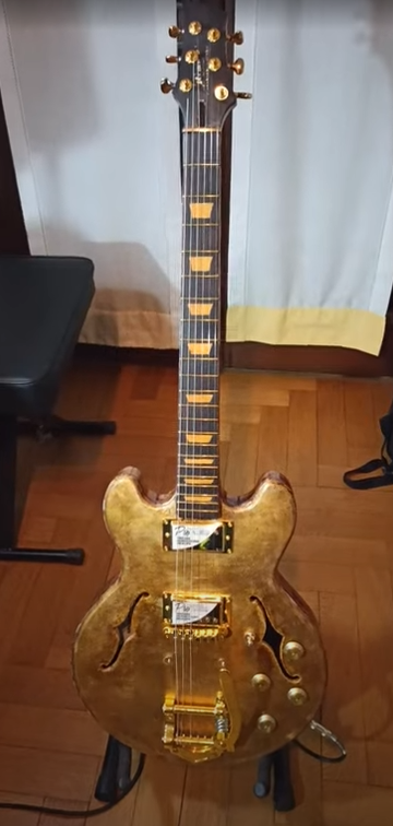 Chitarra semihollow ispirata alla Gibson ES-339, con top in foglia d’oro anticata