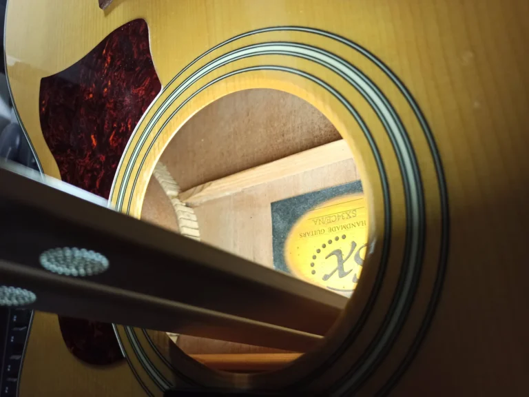 Assemblaggio corpo chitarra acustica