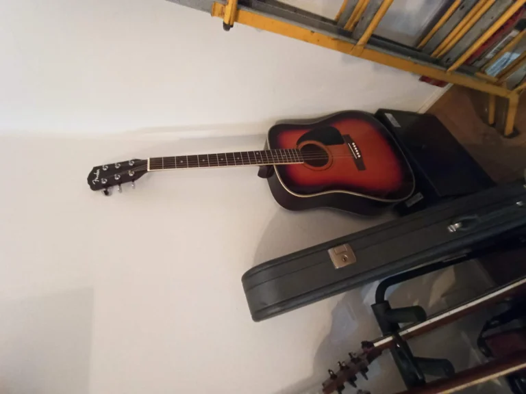 Assemblaggio corpo chitarra acustica