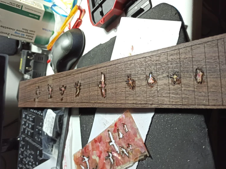 Fresatura tastiera intarsi legno