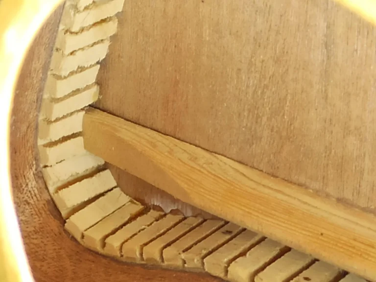 Incollaggio corpo listelli legno