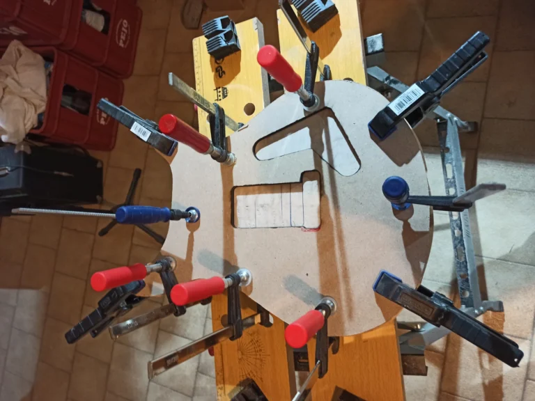 Incollaggio corpo morsetti legno