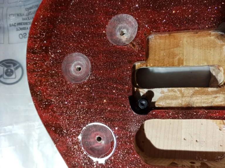 Installazione corpo chitarra elettrica
