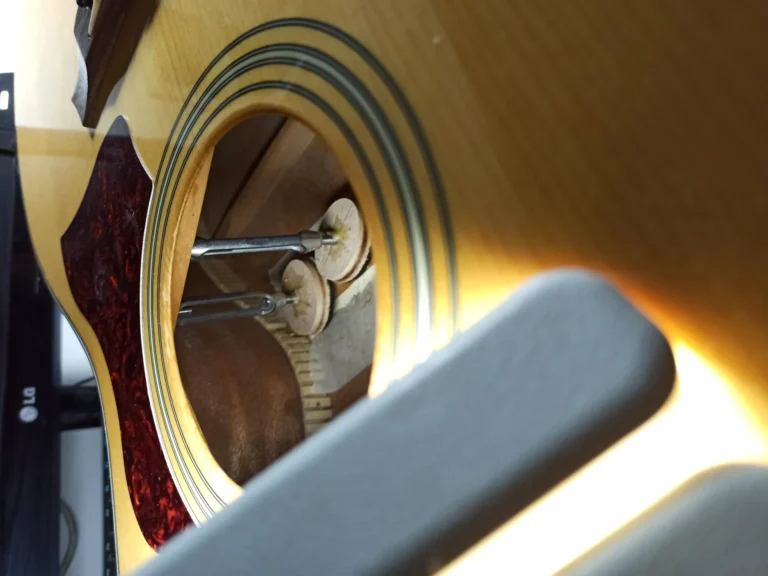 Installazione corpo rinforzi chitarra