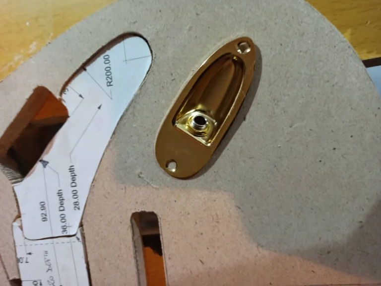 Installazione jack corpo chitarra