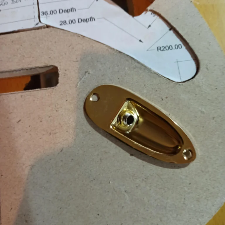 Installazione jack corpo chitarra