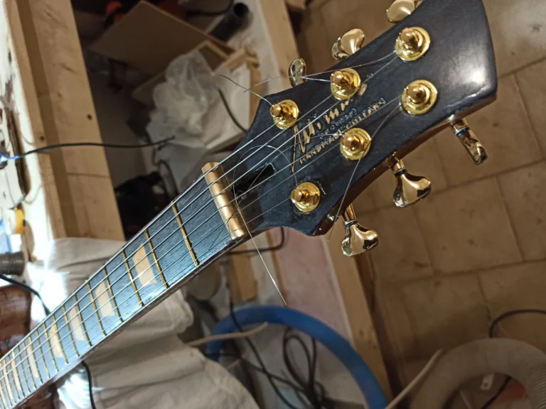 Installazione manico accordatori chitarra