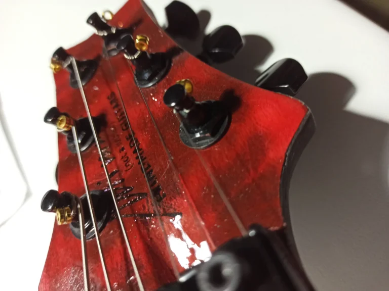 Installazione paletta chitarra