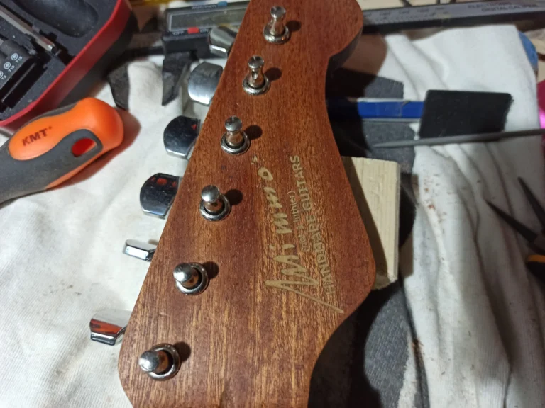 Installazione paletta meccaniche chitarra