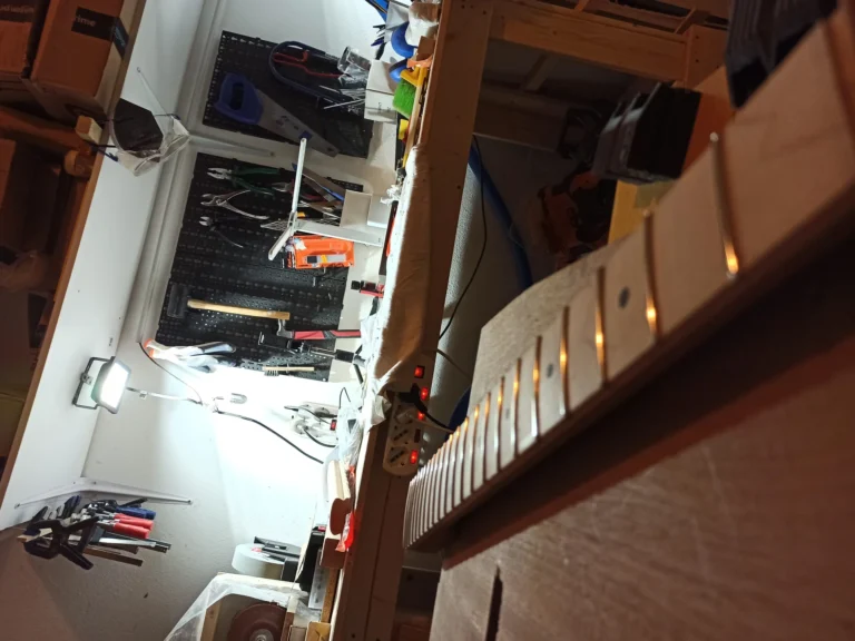 Installazione tasti manico chitarra
