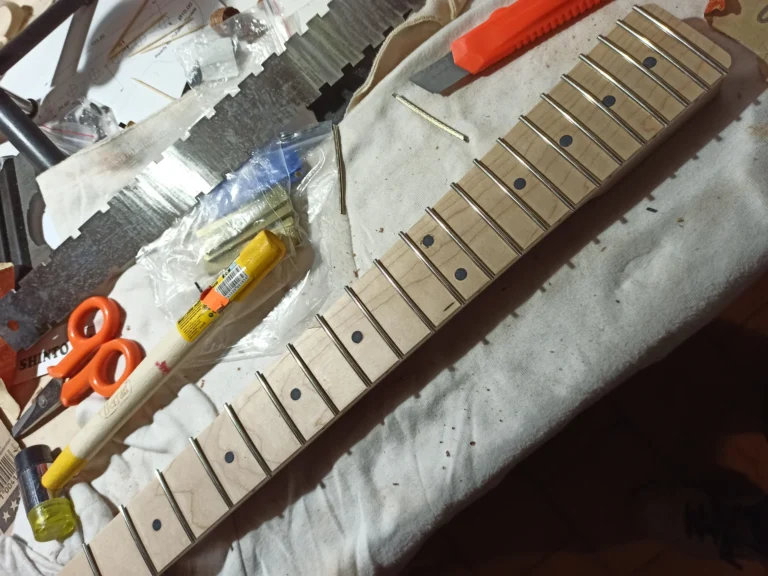 Installazione tasti manico strumento