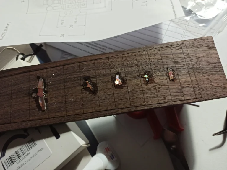 Installazione tastiera intarsi chitarra