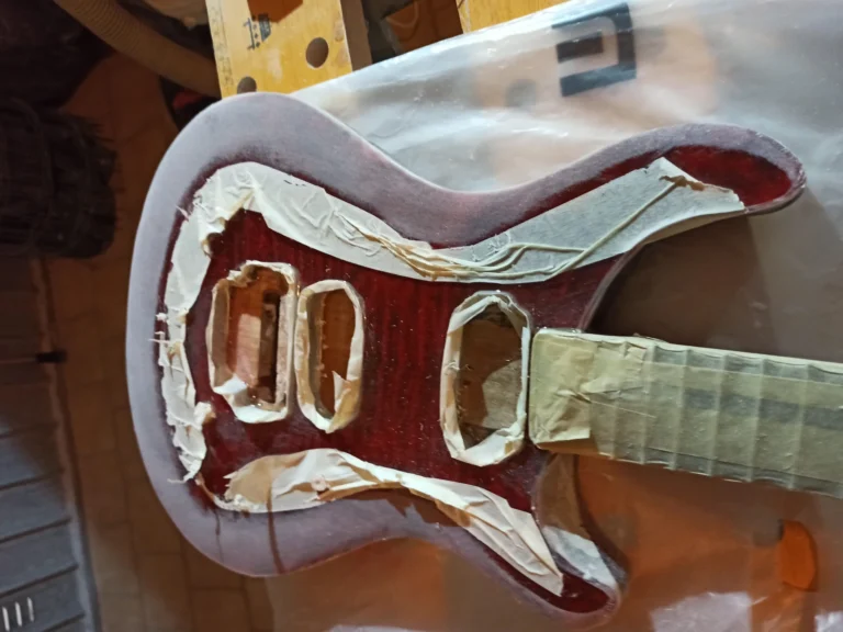 Levigatura corpo carta vetrata chitarra