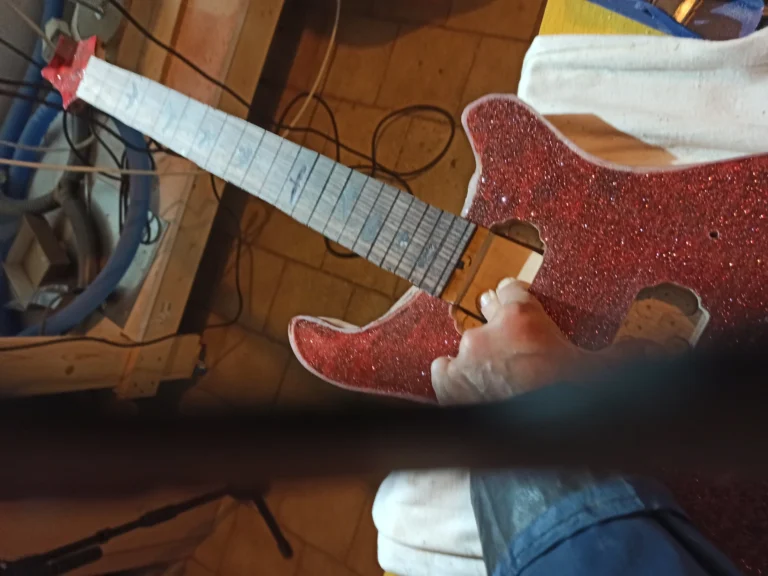 Levigatura corpo chitarra elettrica