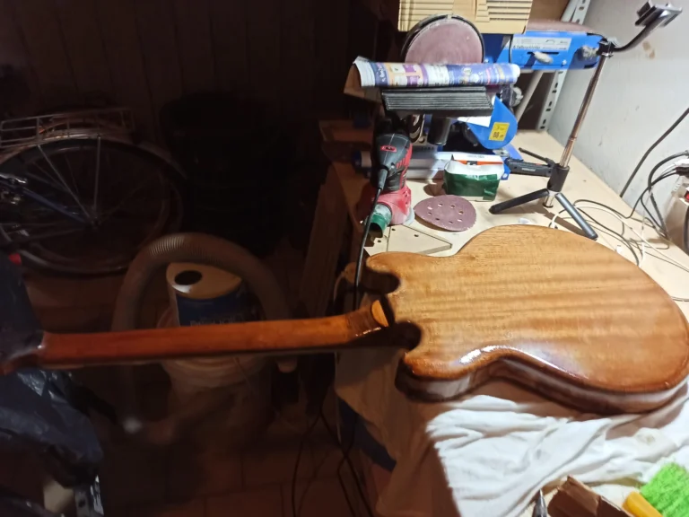 Levigatura corpo chitarra elettrica