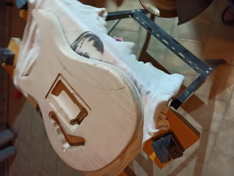 Levigatura corpo chitarra