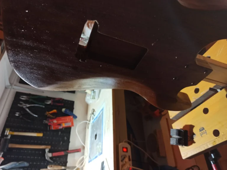 Levigatura corpo legno chitarra