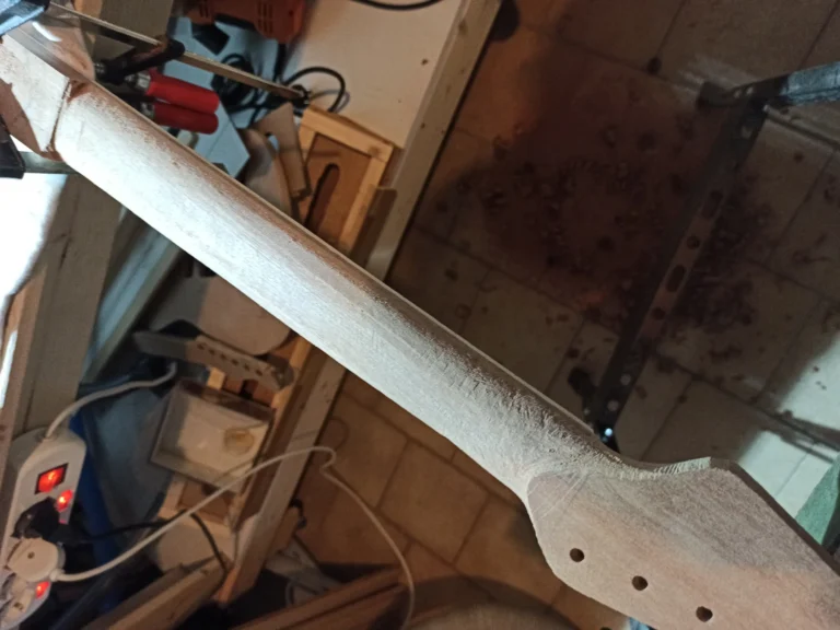 Levigatura manico legno