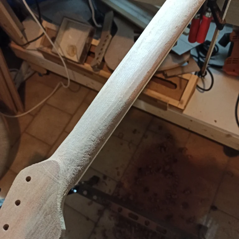 Levigatura manico legno
