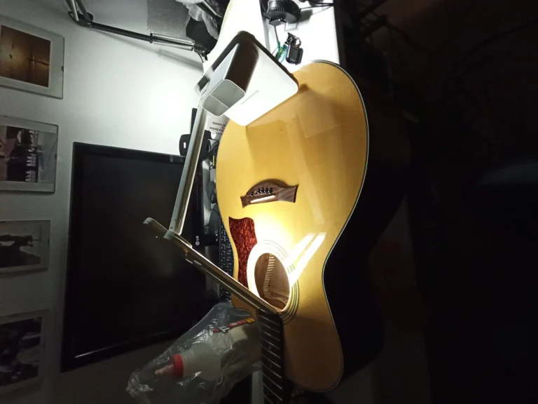 Preparazione corpo chitarra acustica
