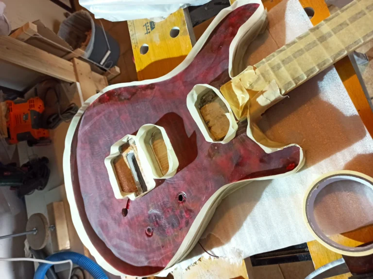 Preparazione corpo chitarra artigianale