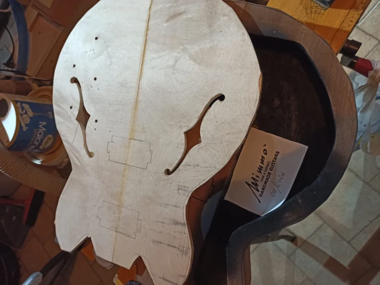 Preparazione corpo chitarra artigianale