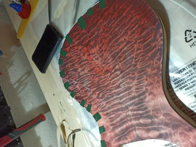Preparazione corpo legno chitarra