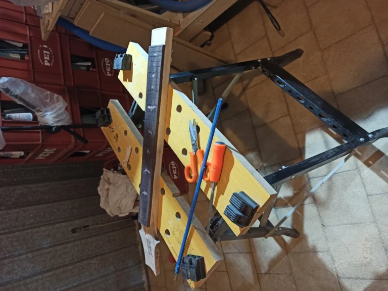 Preparazione manico strumento