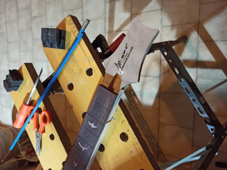 Preparazione manico strumento