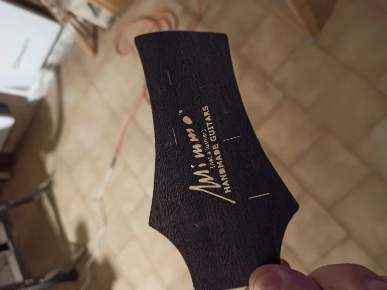 Preparazione paletta logo chitarra