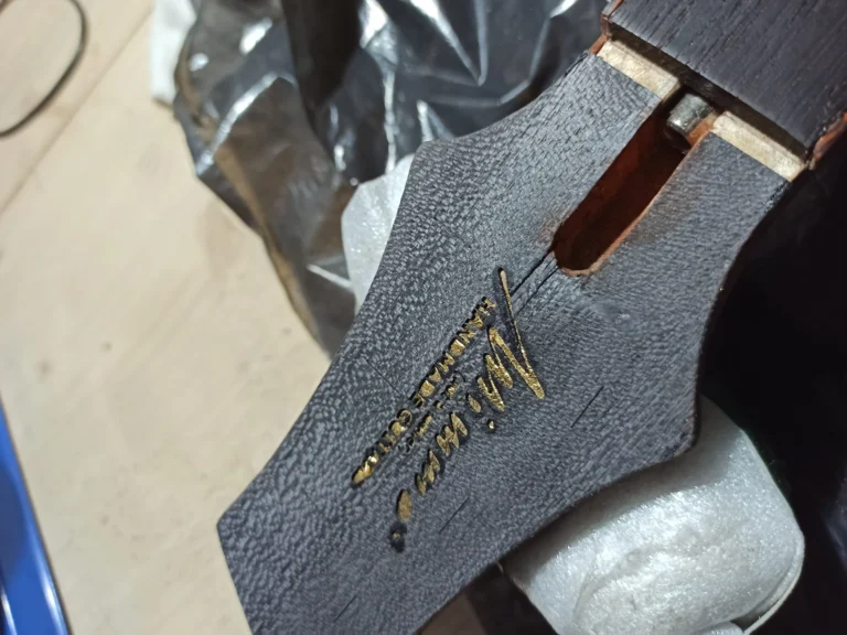 Preparazione paletta logo chitarra