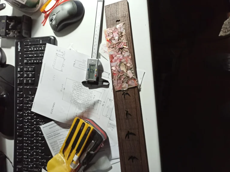 Preparazione tastiera intarsio strumento