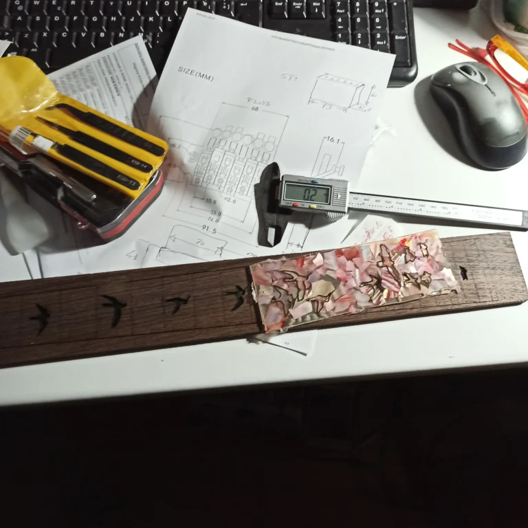 Preparazione tastiera intarsio strumento