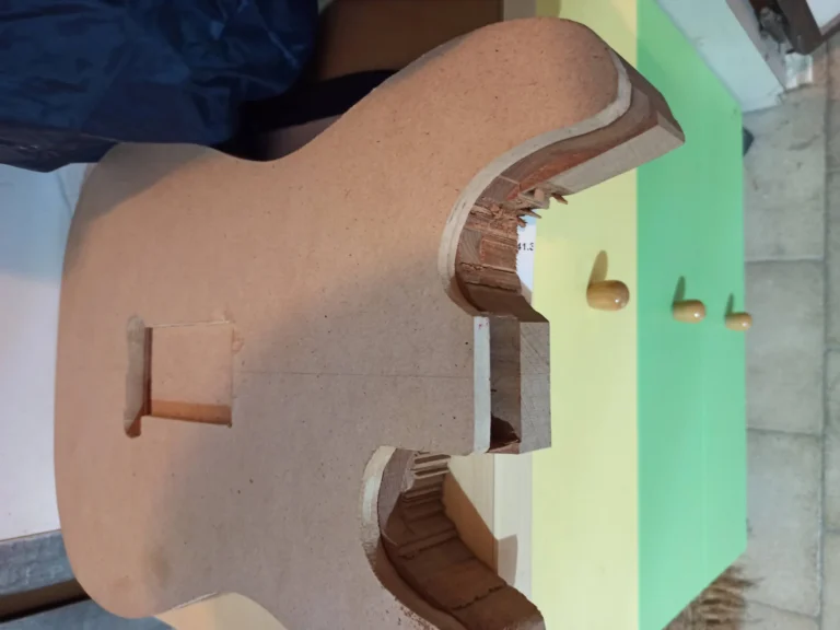 Sagomatura corpo chitarra legno