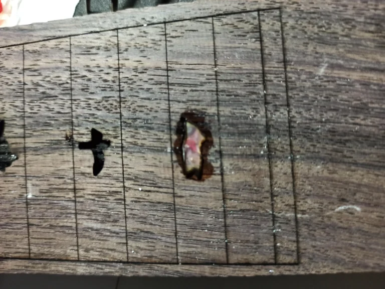 Sagomatura tastiera intarsio legno