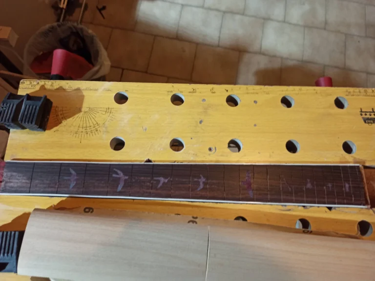Sagomatura tastiera uccelli legno