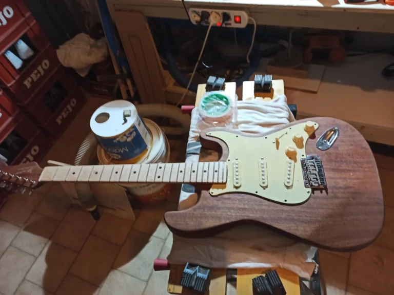 St assemblaggio corpo chitarra